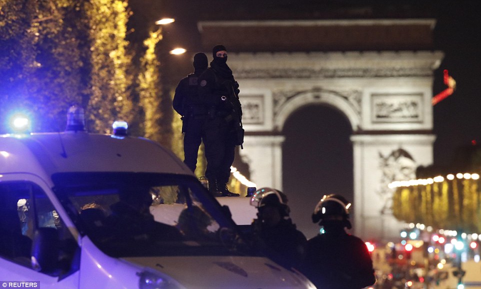 Paryžiaus centre per šaudymą žuvo policininkas, du sužeisti