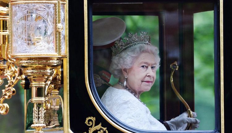 Karalienė Elžbieta II mini 65-ąją įžengimo į sostą sukaktį