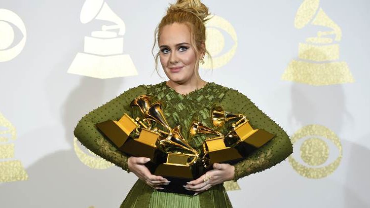 „Grammy“ apdovanojimų ceremonijoje triumfavo Adele