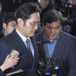 Korupcijos skandalas: "Samsung" vadovas apklausiamas antrą kartą