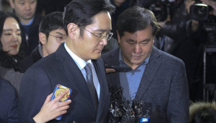 Korupcijos skandalas: “Samsung” vadovas apklausiamas antrą kartą