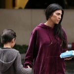 Pamiršo kelnes? Sūnų į mokyklą vedanti Kardashian gavo kritikos rykščių