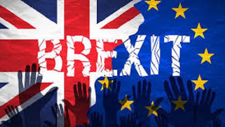 Britanijos Bendruomenių Rūmai priėmė teisės aktą, leidžiantį inicijuoti „Brexit“ derybas (papildytas)