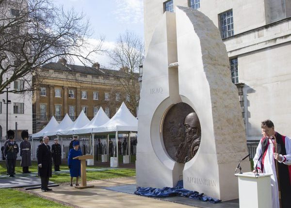 Karalienė Elžbieta II Londone atidengė paminklą Afganistano ir Irako karo veteranams