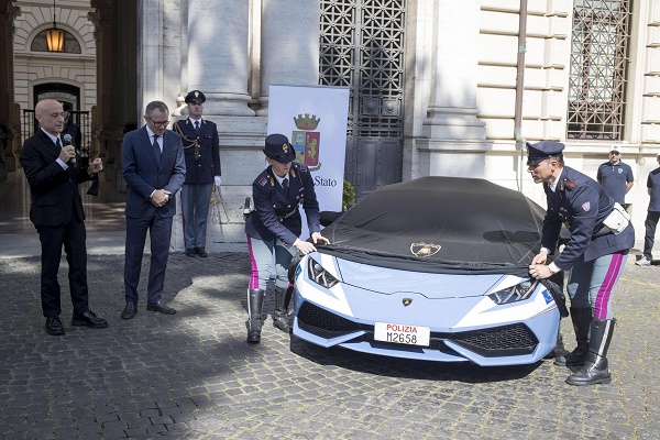 Italijos kelių policija pažeidėjus persekios „Lamborghini"