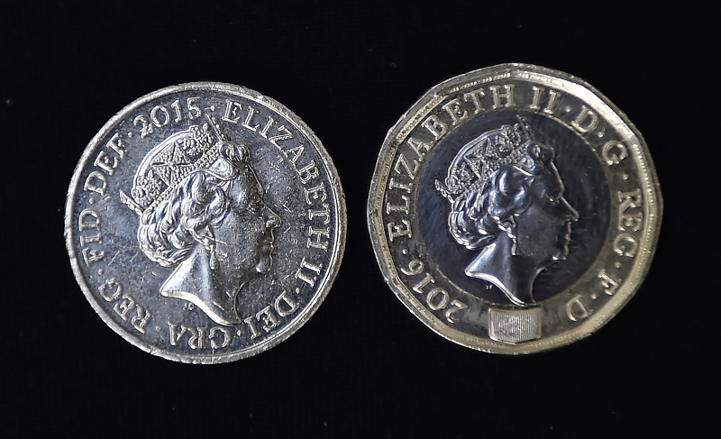 Didžioji Britanija išleidžia į apyvartą vieno svaro monetą su holograma