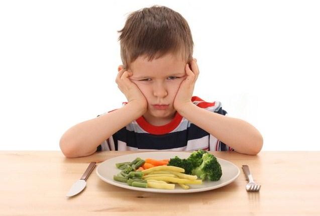 Tyrimas: vaikai nevalgo daržovių imdami pavyzdį iš tėvų