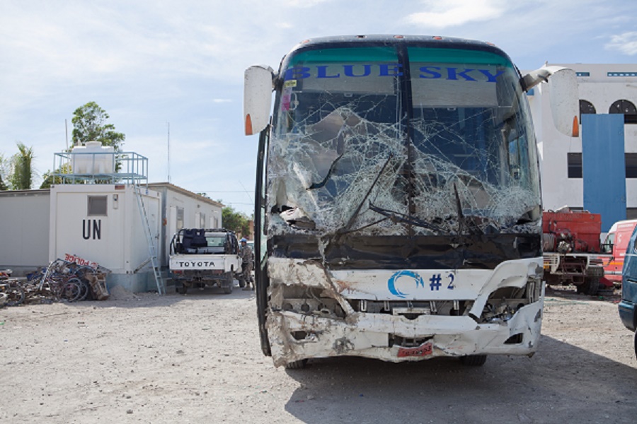 UUT Autobusas Haitis Aukos  Haityje autobusas rëþësi á þmonø minià, þuvo 37 asmenys. EPA-ELTA nuotr. Port o Prensas, kovo 13 d. (ELTA). Haityje autobusas rëþësi á þmoniø minià. Per incidentà þuvo 37 asmenys ir dar 12 buvo suþeisti. RS