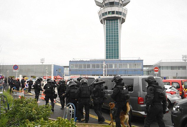 Paryžiaus Orli oro uostas evakuotas po to, kai karys nušovė užpuoliką