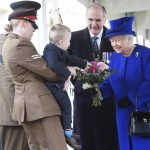 Anglijoje dviejų metų berniukas nepabijojo parodyti savo charakterio karalienės Elizabeth akivaizdoje