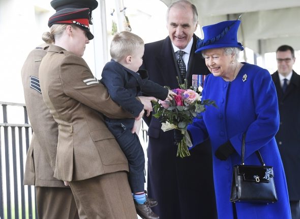 Anglijoje dviejų metų berniukas nepabijojo parodyti savo charakterio karalienės Elizabeth akivaizdoje