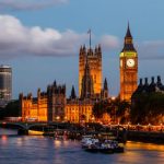 Naujoji „Brexit“ realybė: svaro krytį skaudžiausiai pajus emigrantų šeimos
