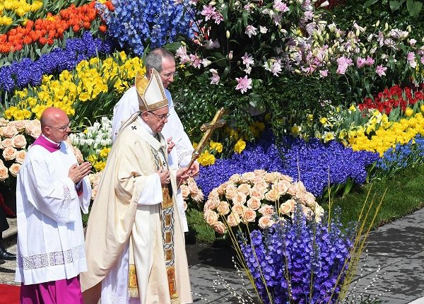 Popiežius palaiminime miestui ir pasauliui meldė taikos Sirijoje, Lotynų Amerikoje ir Ukrainoje