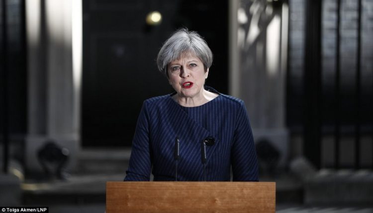 Didžiosios Britanijos premjerė pareiškė, kad turėtų įvykti pirmalaikiai parlamento rinkimai