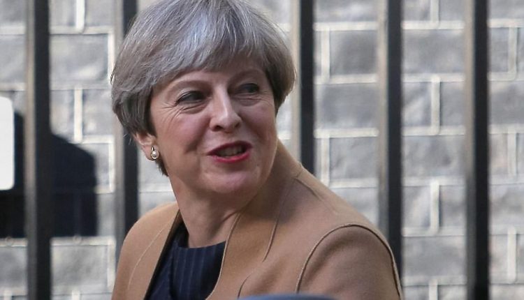 Konservatoriai dėl užsienio studentų pagrasino Theresai May sukilimu