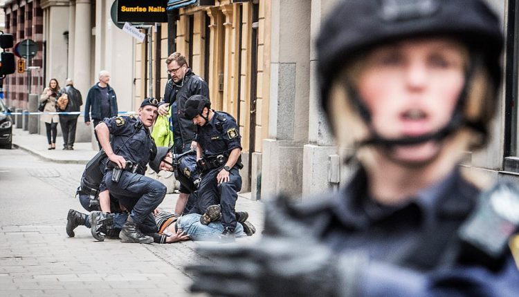 Švedijoje suimtas įtariamas atakos Stokholme sunkvežimio vairuotojas