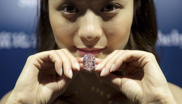 Honkongo aukcione už rekordinę sumą parduotas “Pink Star” deimantas