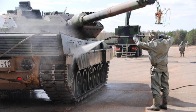 Pirmą kartą Lietuvos kariai švarino vokiečių tanką „Leopard 2“
