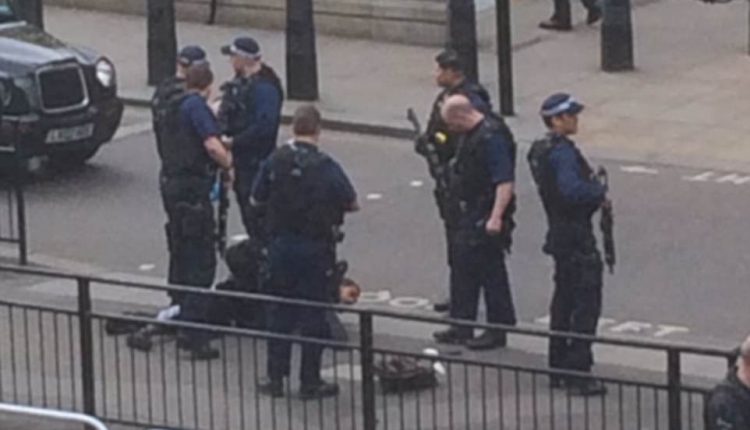 Britanijoje prie parlamento sulaikytas „teroro aktą“ rengęs vyriškis, greta pastebėti „peiliai“