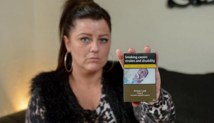 Sukrėsta dviejų vaikų mama pasibaisėjo, ant cigarečių įpakavimo pamačiusi siaubingus įspėjimus apie sveikatą, “vaizduojančius jos mirštantį tėtį”
