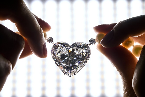 Aukcione Ženevoje už rekordinę sumą parduotas širdies formos deimantas