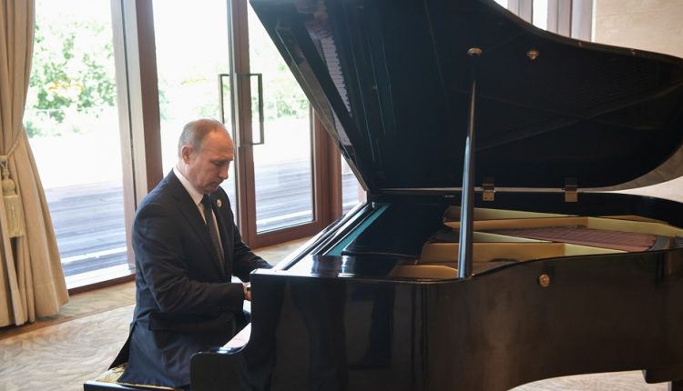 Putinas per vizitą Kinijoje paskambino pianinu kelias sovietines dainas