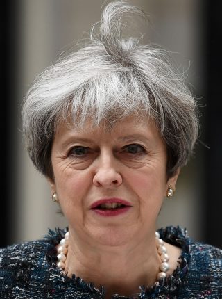 Theresa May: Briuselis grasinimais stengiasi paveikti rinkimų Britanijoje rezultatus