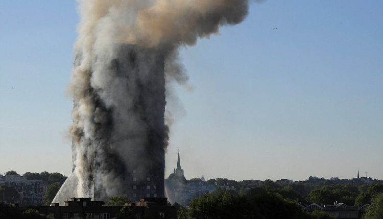 Per didžiulį gaisrą Londono daugiabutyje žuvo žmonių, sako ugniagesiai