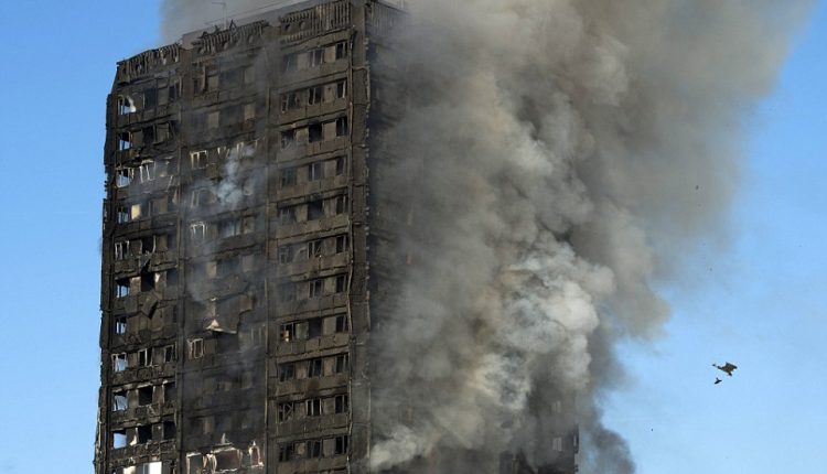 Per didžiulį gaisrą Londono daugiabutyje žuvo mažiausiai šeši žmonės