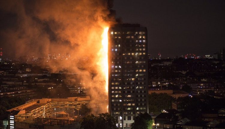 Londone kilus didžiuliam gaisrui daugiabutyje į ligonines atvežti 30 nukentėjusių žmonių