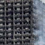 Per gaisrą Londono daugiabutyje žuvusių žmonių skaičius išaugo iki 12