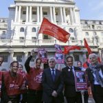 Pirmą kartą per pusšimtį metų streikuoja Anglijos banko darbuotojai
