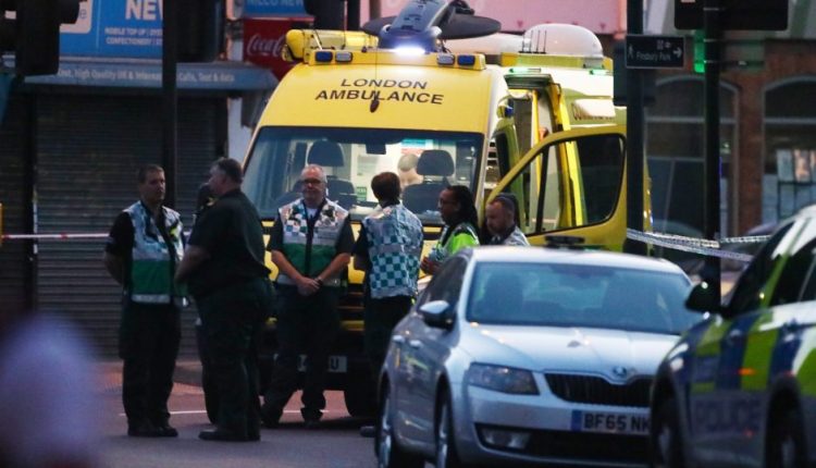 Londone per peiliu ginkluoto vyro išpuolį vienas žmogus žuvo, du sužeisti
