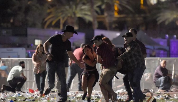 JAV gedi Las Vegaso žudynių aukų, užpuoliko motyvai lieka nežinomi