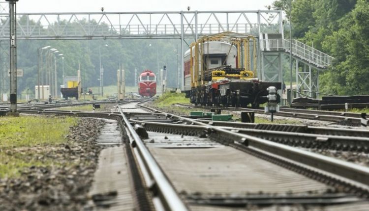 Prie geležinkelio bėgių sostinėje rastas jauno vyro lavonas