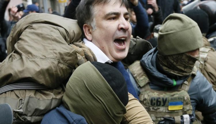 Michailas Saakašvilis per kratą jo bute Kijeve sulaikytas, protestuotojai neleidžia jo išvežti