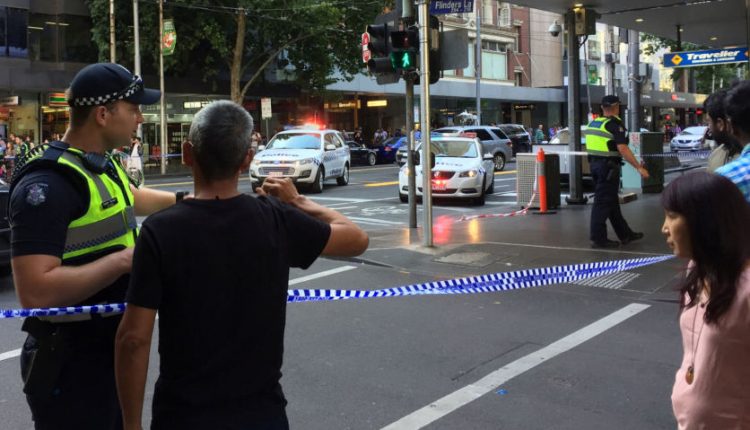 Australijoje automobilis įsirėžė į būrį pėsčiųjų, apie 19 žmonių sužeisti