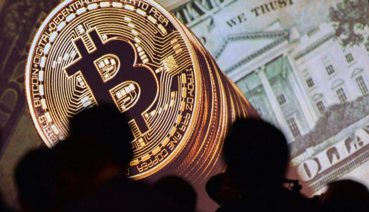 Bitkoino kursas smuko žemiau 12 tūkst. JAV dolerių kartelės