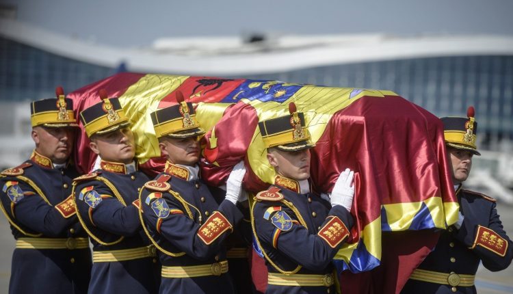 Rumunijos karaliaus laidotuvėse dalyvauja tūkstančiai piliečių, Europos karališkieji asmenys