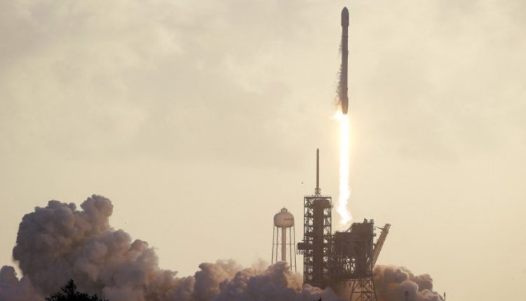 „SpaceX“ raketa iškėlė 10 ryšių palydovų