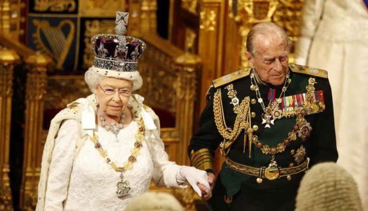 Kodėl Didžiosios Britanijos karalienė negali žiūrėti žemyn? Yra viena pavojinga priežastis