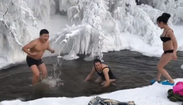 –65 °C šalčio nepabūgę rusai šokiravo pasaulį: nusimetė drabužius ir šoko į ledinę upę
