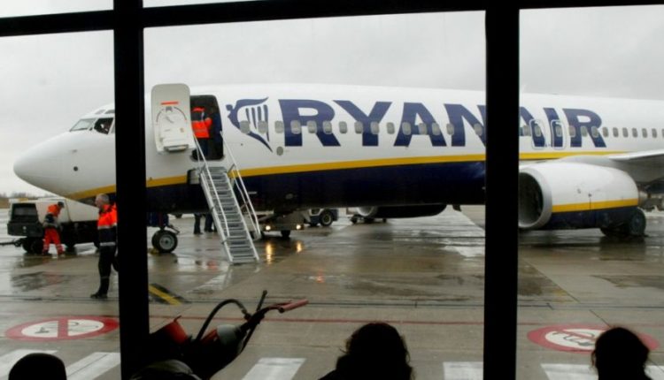 „Ryanair“ ir vėl keičia rankinio bagažo taisykles: kas šį kartą kitaip?