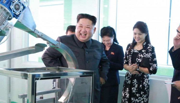 Kim Jong-unas teigia, kad branduolinių raketų paleidimo mygtukas – visada ant jo stalo