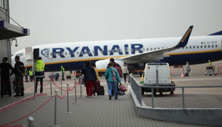 Nekantrus „Ryanair“ keleivis nusprendė lėktuvą palikti per avarinio išėjimo duris