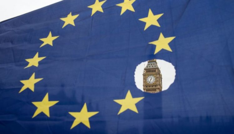 JK turi rūpesčių dėl „Brexit“ sutarties, bet tikimasi su ES susitarti, sako May