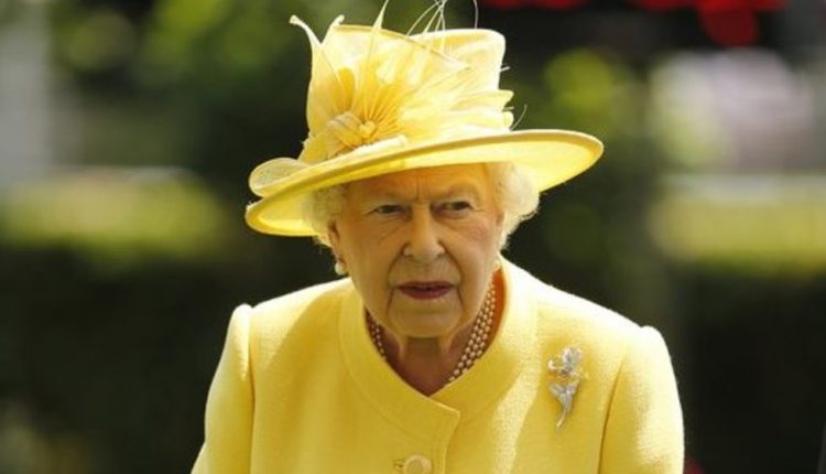 Nejaukus momentas: karalienė Elžbieta II pagadino orą?