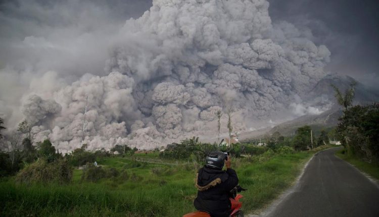 Įspūdingi vaizdai: Indonezijos ugnikalnis išspjovė į 5 km aukštį pakilusį pelenų stulpą