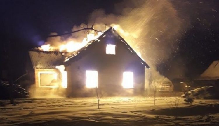 Kėdainių rajone visiškai sudegė gausios šeimos namas: liko net be dokumentų