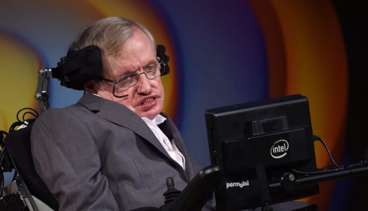 Genijus S. Hawkingas išdėjo, ką mano apie Dievą: jis net nėra reikalingas